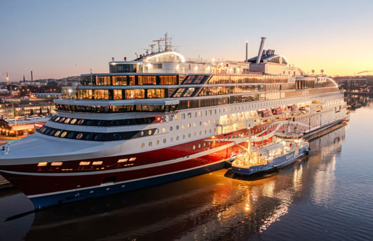 Gasums fartyg levererar biogas till Viking Line Glory.