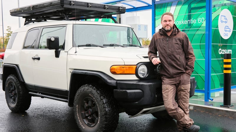 Jontte Valosaari ja kaasuauto Toyota FJ Cruiser