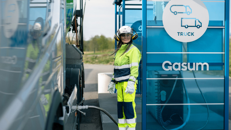 En lastebilsjåfør som fyller drivstoff på en biogassdrevet lastebil.
